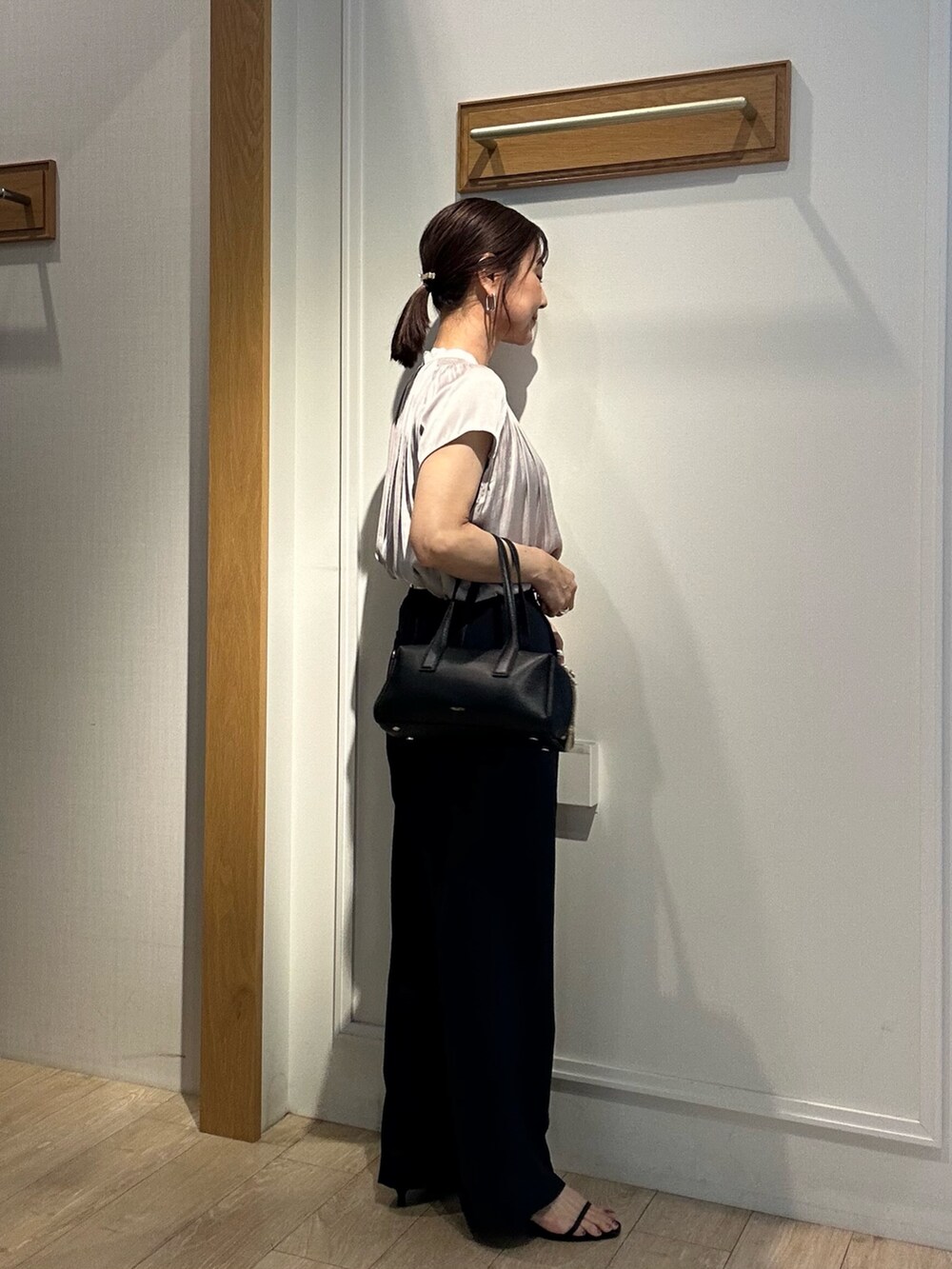 「サンダル、シャツスタイル、低身長コーデ、パンツコーデ、春夏コーデ、大人コーデ、低身長女子、150cm台コーデ、スラックスパンツ、キレイめコーデ、通勤コーデ、通勤スタイル、パンツスタイル、UVカット、uvカットパンツ」|「NOLLEY'S LIGHTのサテンビンテージシャーリングブラウス(シャツ/ブラウス、ベージュ系)」を使った、daimonさん(レディース・154cm)の夏コーディネートの4枚目の写真