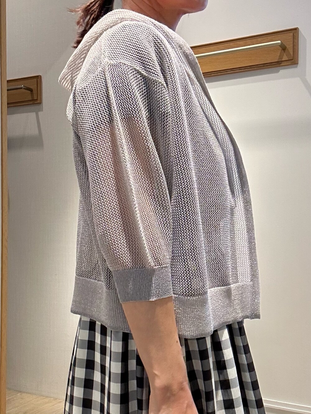 「モノトーン、サンダル、お出かけコーデ、夏服コーデ、大人コーデ、今日のコーデ、キレイめカジュアル、ガーリーコーデ、ワンピースコーデ、シンプルカジュアル、夏服、授業参観日コーデ、150cm台コーデ、低身長女子、ロングワンピース」｜「NOLLEY'S LIGHTのフードメッシュはおり（カーディガン/ボレロ、ベージュ系）」を使った、daimonさん（レディース・154cm）の春コーディネートの7枚目の写真