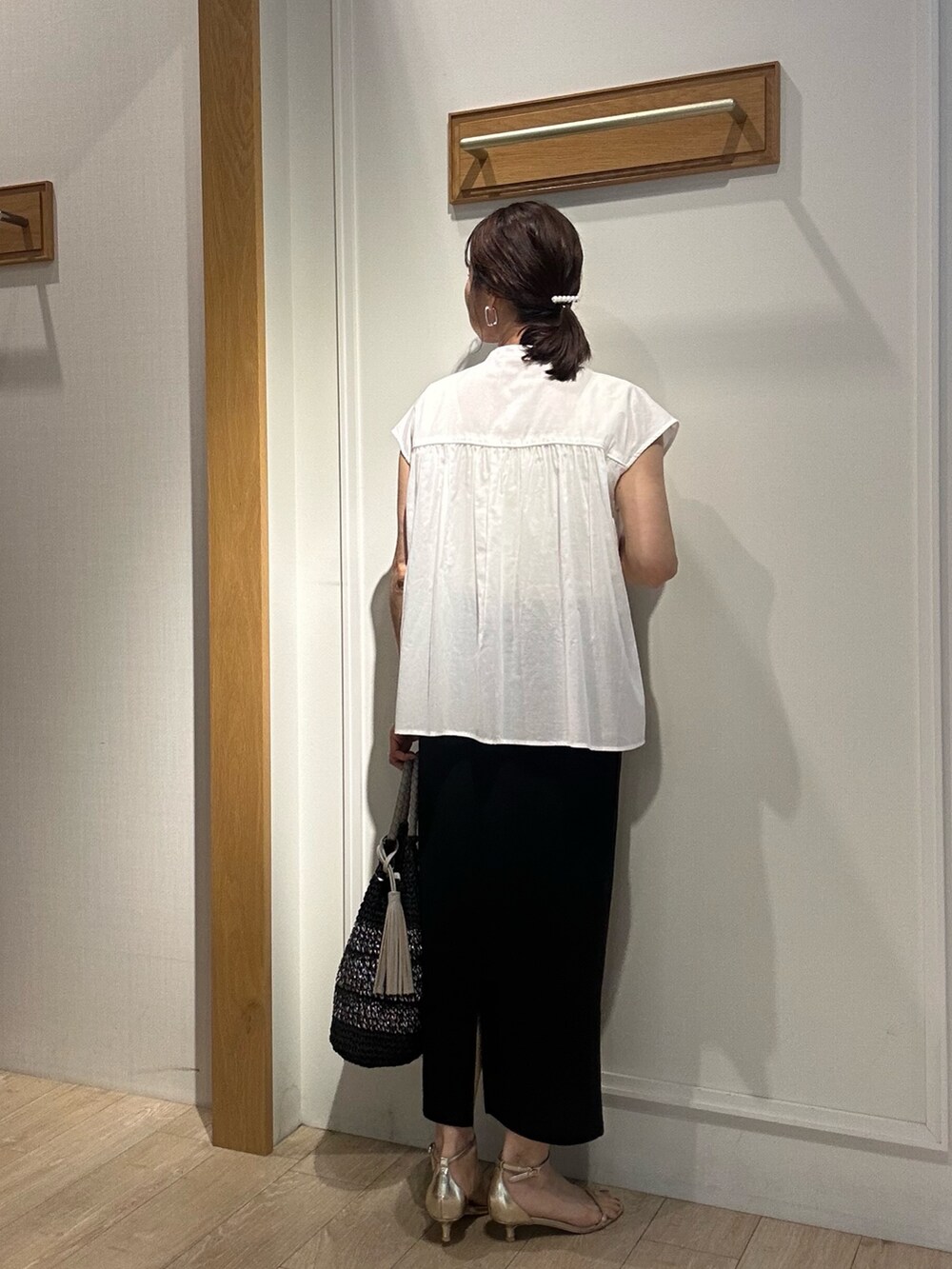 「レイヤードスタイル、夏コーデ、夏服コーデ、初夏コーデ、低身長女子、シアートップス、夏ファッション、おでかけコーデ、キレイめカジュアル、大人ファッション、低身長コーデ、お仕事コーデ、オフィスカジュアル、オトナカワイイ、梅雨」｜「MICO COULIERの60ボイルローンブラウス（シャツ/ブラウス、ホワイト系）」を使った、daimonさん（レディース・154cm）の夏コーディネートの3枚目の写真