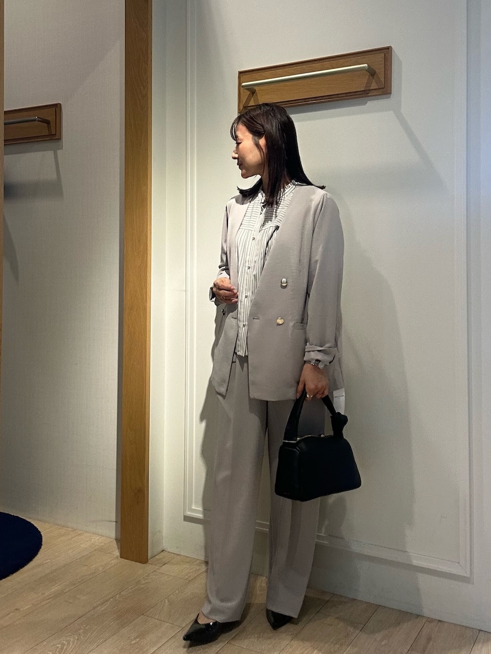 「春色、春めき満開コーデ、オトナ女子、着回しコーデ、キレイめ、春服、ママファッション、ベージュ、シャツコーデ、低身長コーデ、低身長女子、セットアップ、セットアップスタイル、40代ファッション、スーツスタイル」｜「MICO COULIERの《セットアップ対応》ハイストレッチカルゼワッシャーノーカラージャケット（ノーカラージャケット、ベージュ系）」を使った、daimonさん（骨格ナチュラル・レディース・154cm）の春コーディネートの3枚目の写真