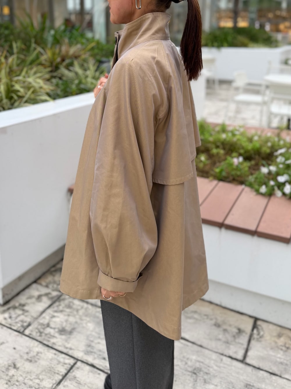 イエロー系のダッフルコート、ブラック系のその他パンツ、ホワイト系のシャツ/ブラウスを着用したレディースの秋コーディネートの5枚目の写真