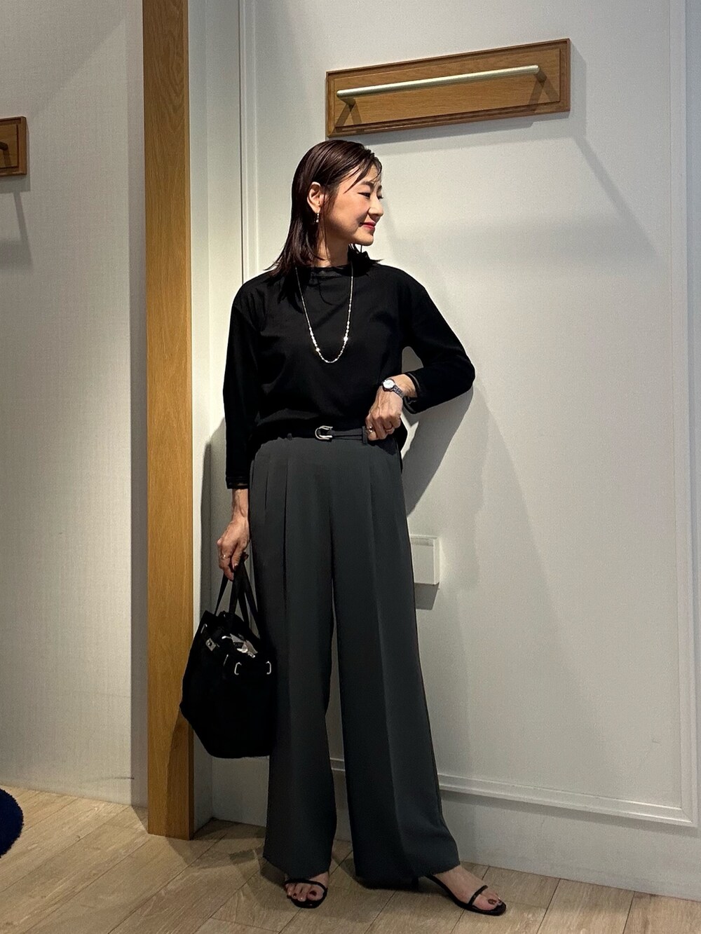 グレー系のテーラードジャケット、グレー系のその他パンツ、ブラック系のTシャツ/カットソーを着用したレディースの秋コーディネートの8枚目の写真