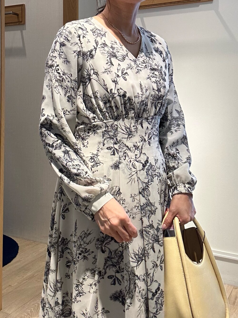 ベージュ系のワンピース、ブルー系のテーラードジャケットを着用したレディースの春コーディネートの6枚目の写真