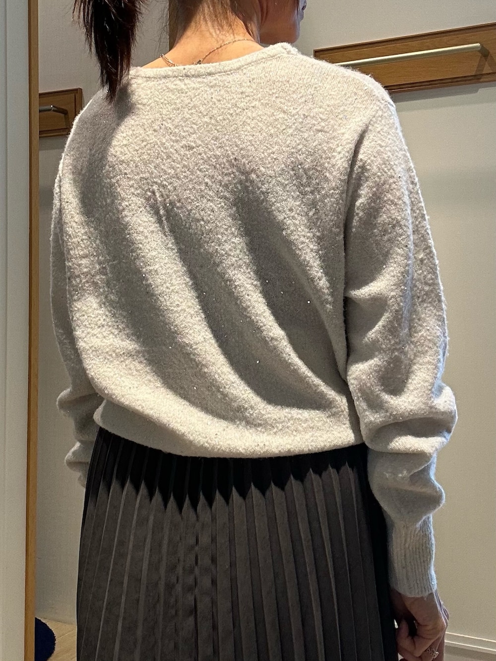 ホワイト系のニット/セーター、グレー系のスカート、ホワイト系のトートバッグを着用したレディースの秋コーディネートの7枚目の写真