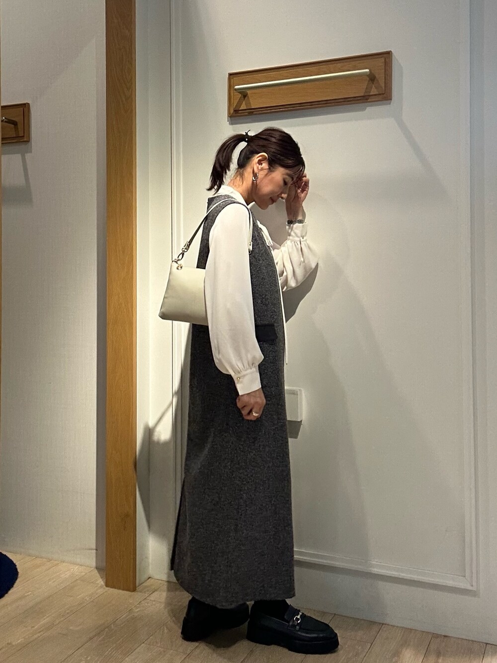 グレー系のワンピース、ホワイト系のシャツ/ブラウスを着用したレディースの秋コーディネートの3枚目の写真