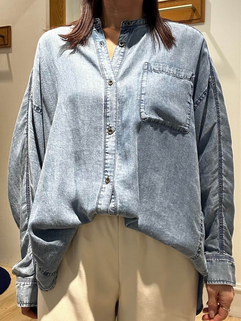 ブルー系のシャツ/ブラウス、ホワイト系のその他パンツ、ブルー系のその他アウターを着用したレディースの春コーディネートの7枚目の写真