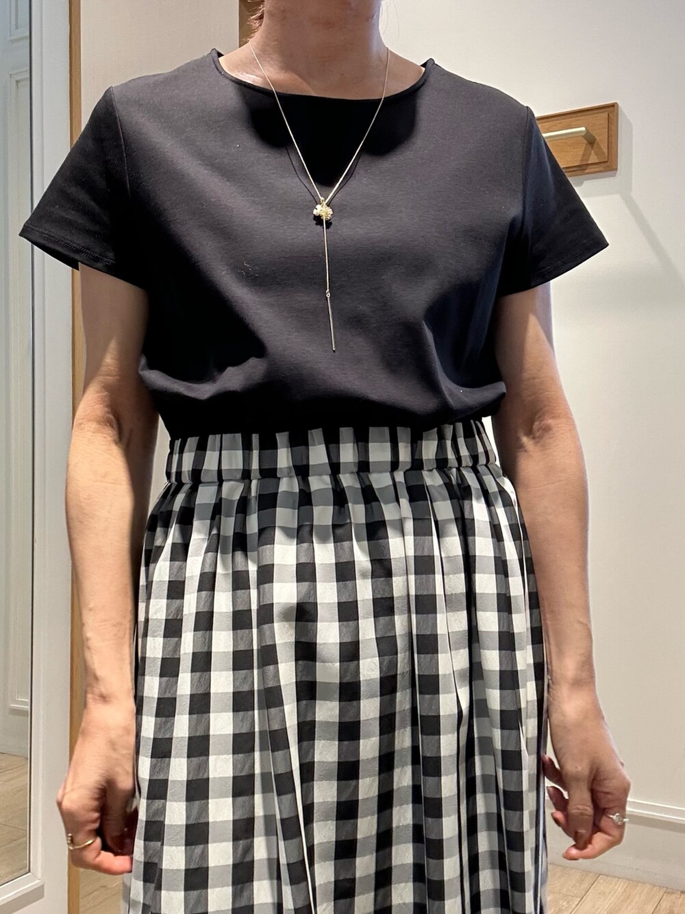 「サンダル、お出かけコーデ、夏服コーデ、大人コーデ、今日のコーデ、キレイめカジュアル、ワンピースコーデ、シンプルカジュアル、オフィススタイル、授業参観日コーデ、低身長女子、ワンピーススタイル、チェックワンピース、チェックワンピ、低身長コーデ」｜「NOLLEY’Sの2wayCLASSICショルダーバッグM（ショルダーバッグ、ブラック系）」を使った、daimonさん（レディース・154cm）の春コーディネートの6枚目の写真