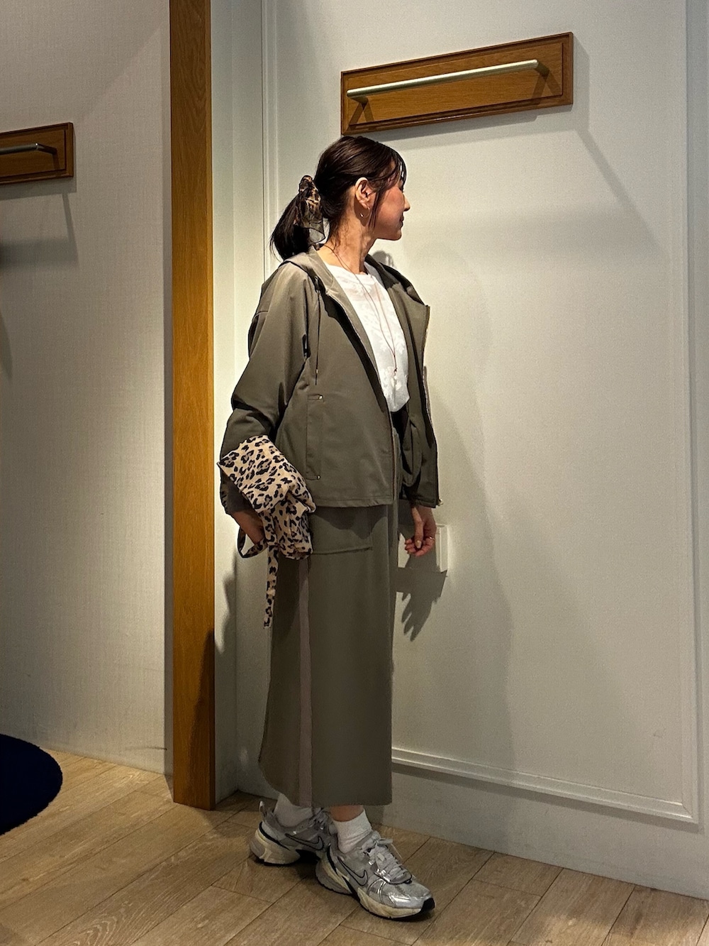 ホワイト系のニット/セーター、グリーン系のブルゾン、ホワイト系のTシャツ/カットソーを着用したレディースの春コーディネートの2枚目の写真