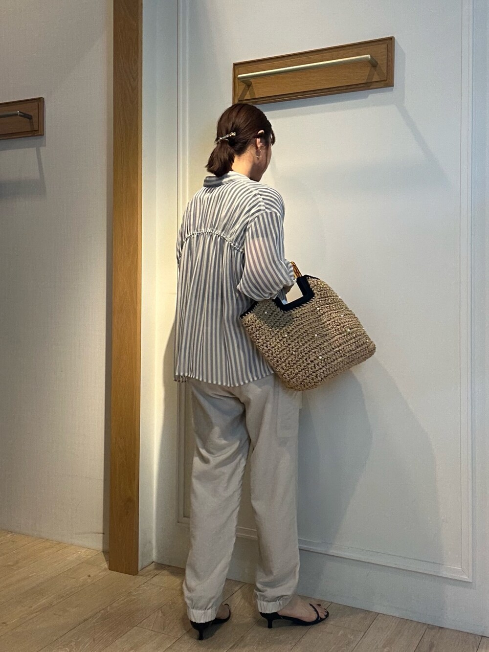 ブルー系のシャツ/ブラウス、ベージュ系のその他パンツ、ブラック系のハットを着用したレディースの春コーディネートの5枚目の写真