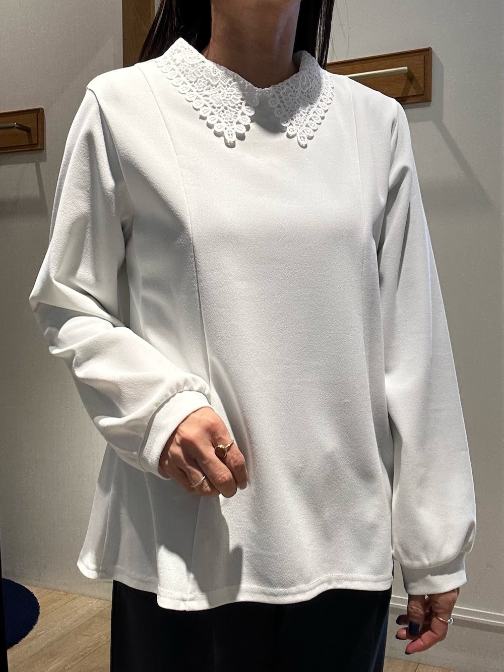 ホワイト系のシャツ/ブラウス、ブルー系のその他パンツを着用したレディースの冬コーディネートの5枚目の写真