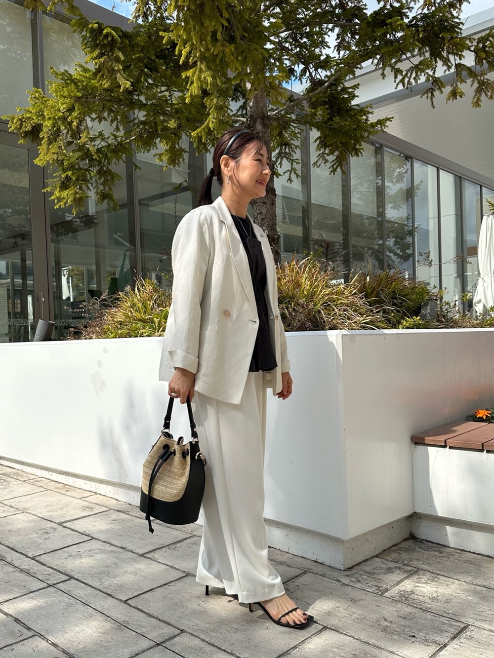 ホワイト系のその他パンツ、グレー系のTシャツ/カットソーを着用したレディースの春コーディネートの9枚目の写真