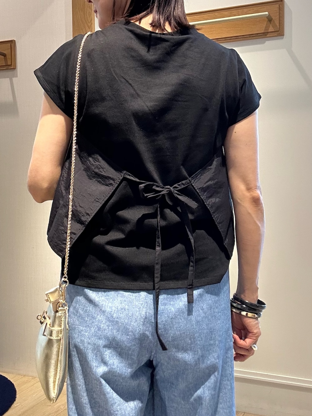 「ブラックコーデ、夏コーデ、大人コーデ、シンプルスタイル、大人女子、デニムコーデ、おでかけ服、夏服コーデ、ゆるコーデ、低身長女子、ビスチェ×デニム、ビスチェコーデ、ビスチェ風、大人カジュアル、低身長コーデ」｜「fredy couleurのねじりビスチェドッキングTシャツ（Tシャツ/カットソー、ブラック系）」を使った、daimonさん（レディース・154cm）の夏コーディネートの6枚目の写真