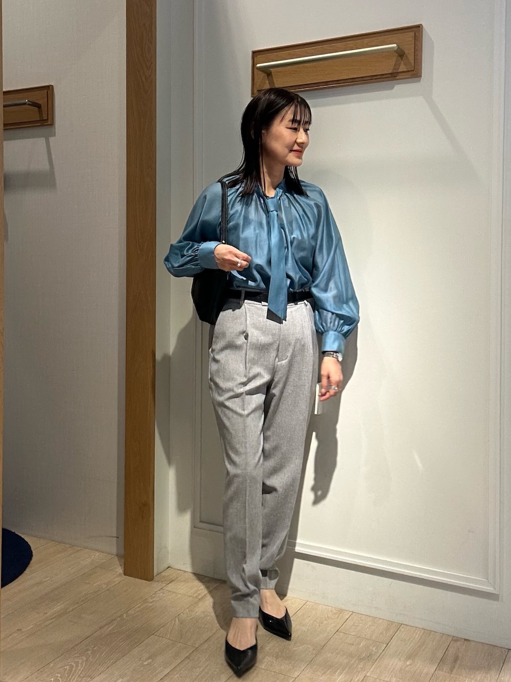 「ジャケット、春コーデ、パンツコーデ、スーツスタイル、セットアップ、セットアップスタイル、40代ファッション、お仕事コーデ、お仕事、ジャケットスタイル、低身長コーデ、低身長女子、グレージャケットコーデ、グレージャケット、春スーツ」｜「MICO COULIERの《セットアップ対応》ライトシャンブレージャケット（ノーカラージャケット、グレー系）」を使った、daimonさん（骨格ナチュラル・レディース・154cm）の春コーディネートの5枚目の写真