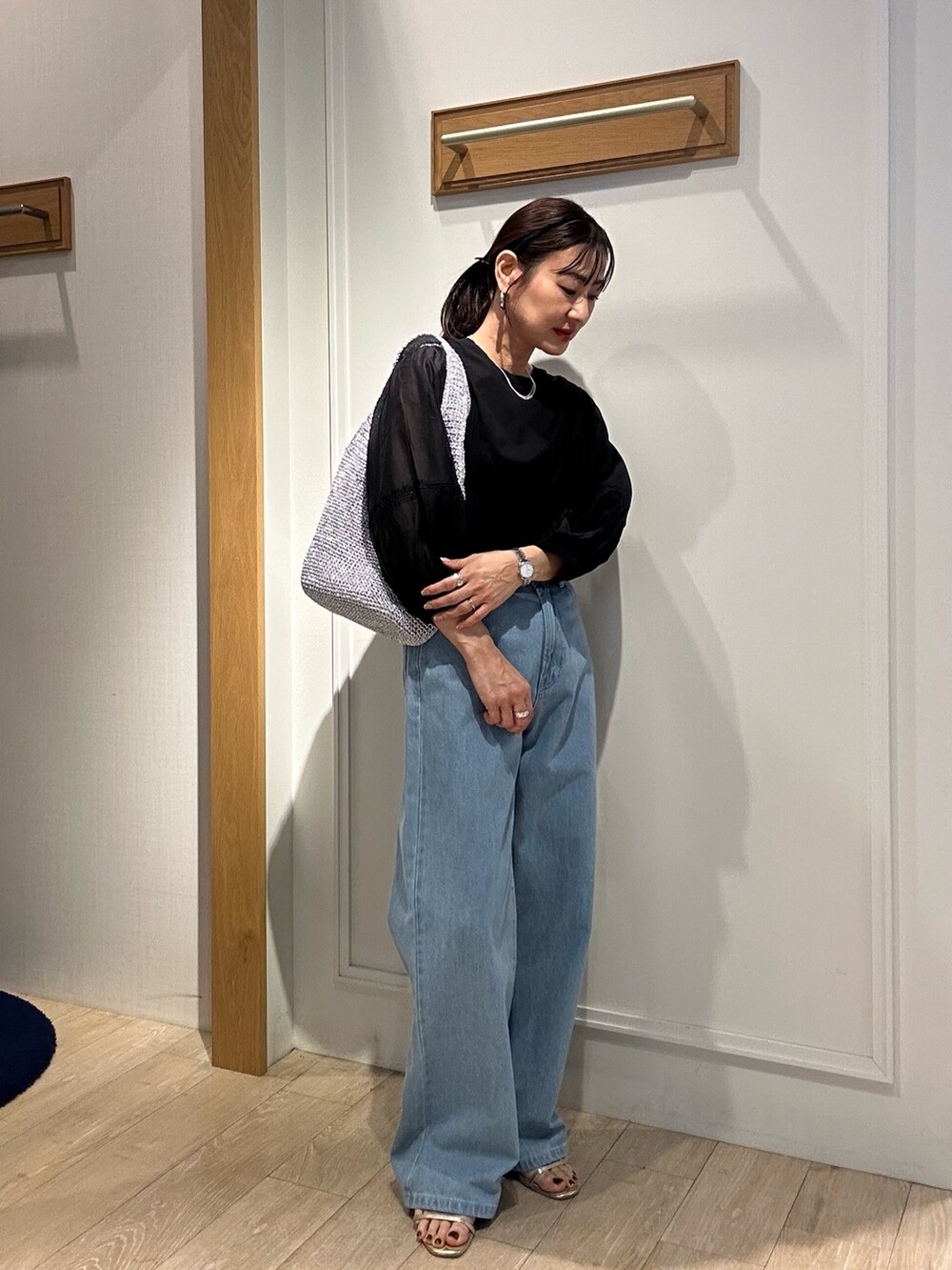 「春めき満開コーデ、春色、テーラードジャケット、おでかけコーデ、シンプルスタイル、オトナ女子、大人カジュアルコーデ、春、シアートップス、ラクチンコーデ、ママファッション、ベージュ、デニムパンツ、デニム、低身長コーデ」｜「MICO COULIERの《セットアップ対応》ハイストレッチカルゼワッシャーノーカラージャケット（ノーカラージャケット、ベージュ系）」を使った、daimonさん（骨格ナチュラル・レディース・154cm）の春コーディネートの10枚目の写真