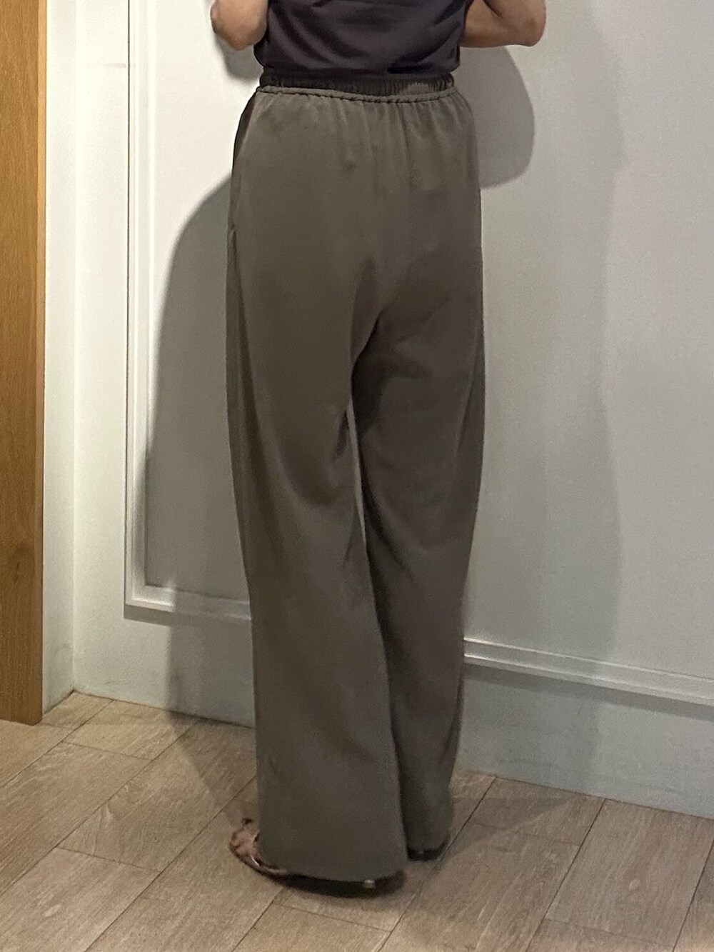 ホワイト系のシャツ/ブラウス、グリーン系のその他パンツ、ホワイト系のボストンバッグを着用したレディースの春コーディネートの9枚目の写真