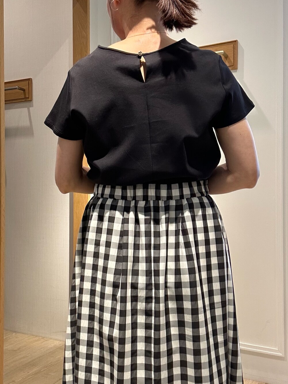 「サンダル、お出かけコーデ、夏服コーデ、大人コーデ、今日のコーデ、キレイめカジュアル、ワンピースコーデ、シンプルカジュアル、オフィススタイル、授業参観日コーデ、低身長女子、ワンピーススタイル、チェックワンピース、チェックワンピ、低身長コーデ」｜「NOLLEY’Sの2wayCLASSICショルダーバッグM（ショルダーバッグ、ブラック系）」を使った、daimonさん（レディース・154cm）の春コーディネートの8枚目の写真