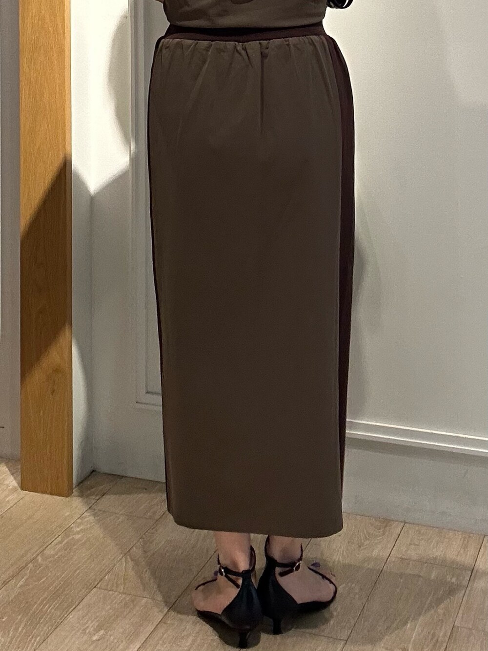 ブラウン系のTシャツ/カットソー、ブラウン系のスカート、ブラック系のサンダルを着用したレディースの夏コーディネートの9枚目の写真