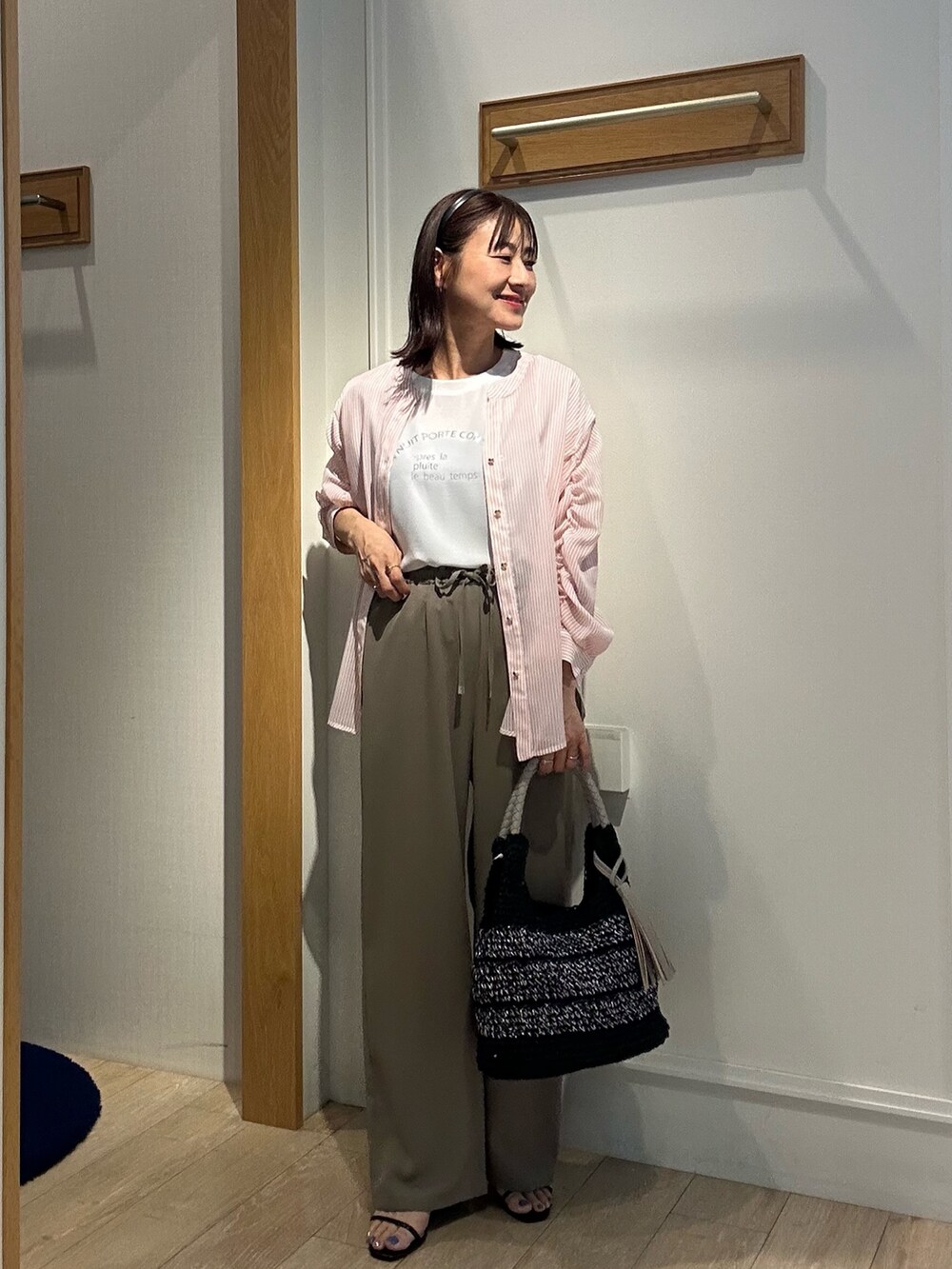 ホワイト系のシャツ/ブラウス、グリーン系のその他パンツ、イエロー系のシャツ/ブラウスを着用したレディースの夏コーディネートの10枚目の写真