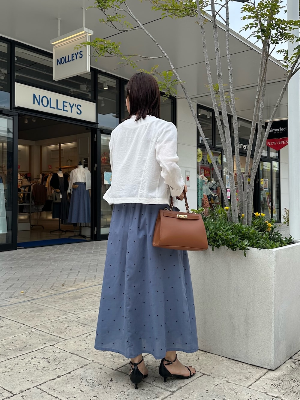 「サンダル、お出かけコーデ、低身長コーデ、シンプルスタイル、初夏コーデ、おでかけコーデ、ママファッション、カラーコーデ、通勤コーデ、低身長女子、通勤スタイル、ジャケットスタイル、ジャケットコーデ、ドットスカート、40代ファッション」|「MICO COULIERのポリワッシャーカルゼZIPアップジャケット(ブルゾン、ホワイト系)」を使った、daimonさん(レディース・154cm)の春コーディネートの3枚目の写真