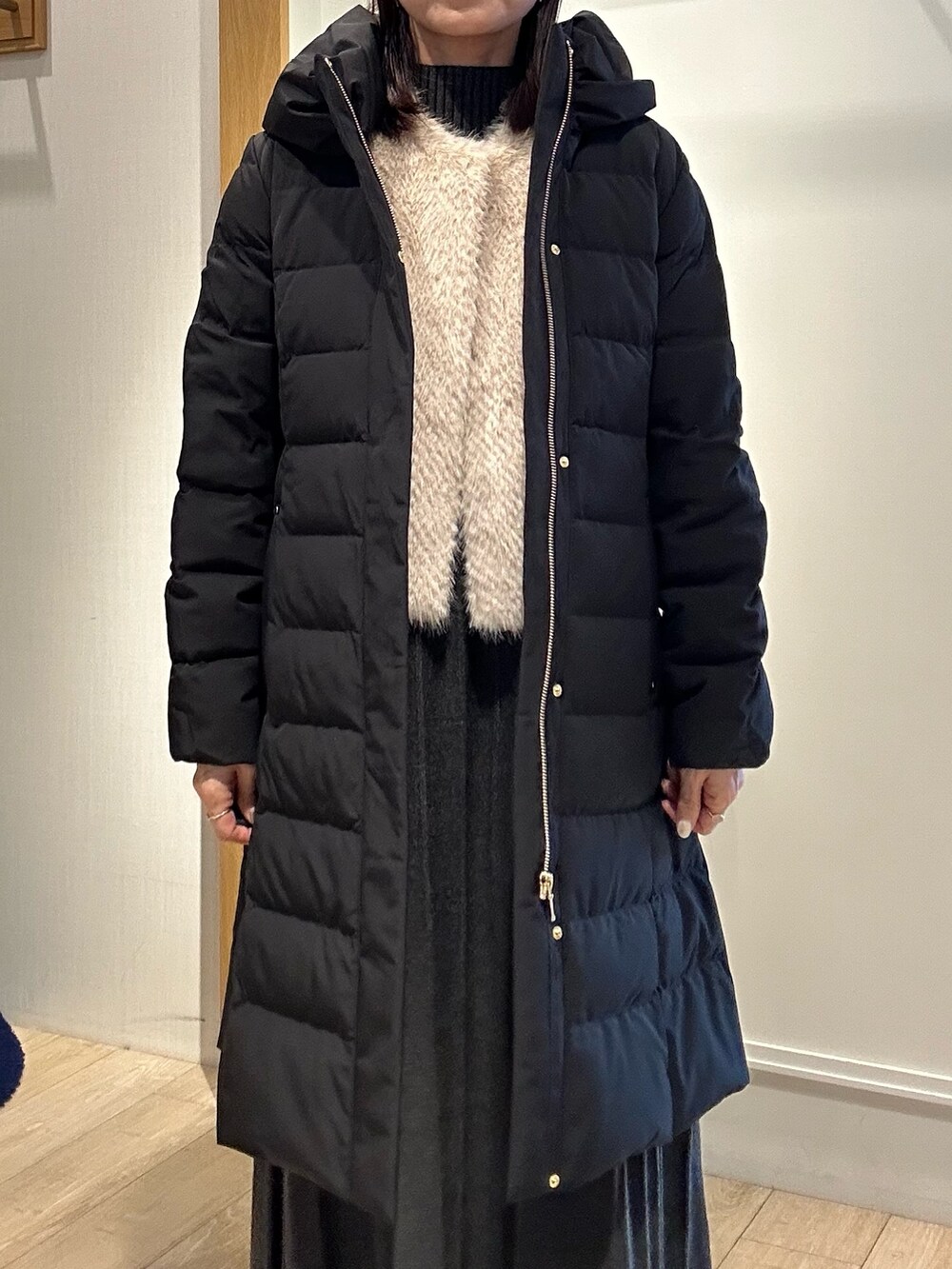 ブラック系のダウンジャケット/コート、ベージュ系のブルゾン、グレー系のワンピースを着用したレディースの冬コーディネートの5枚目の写真