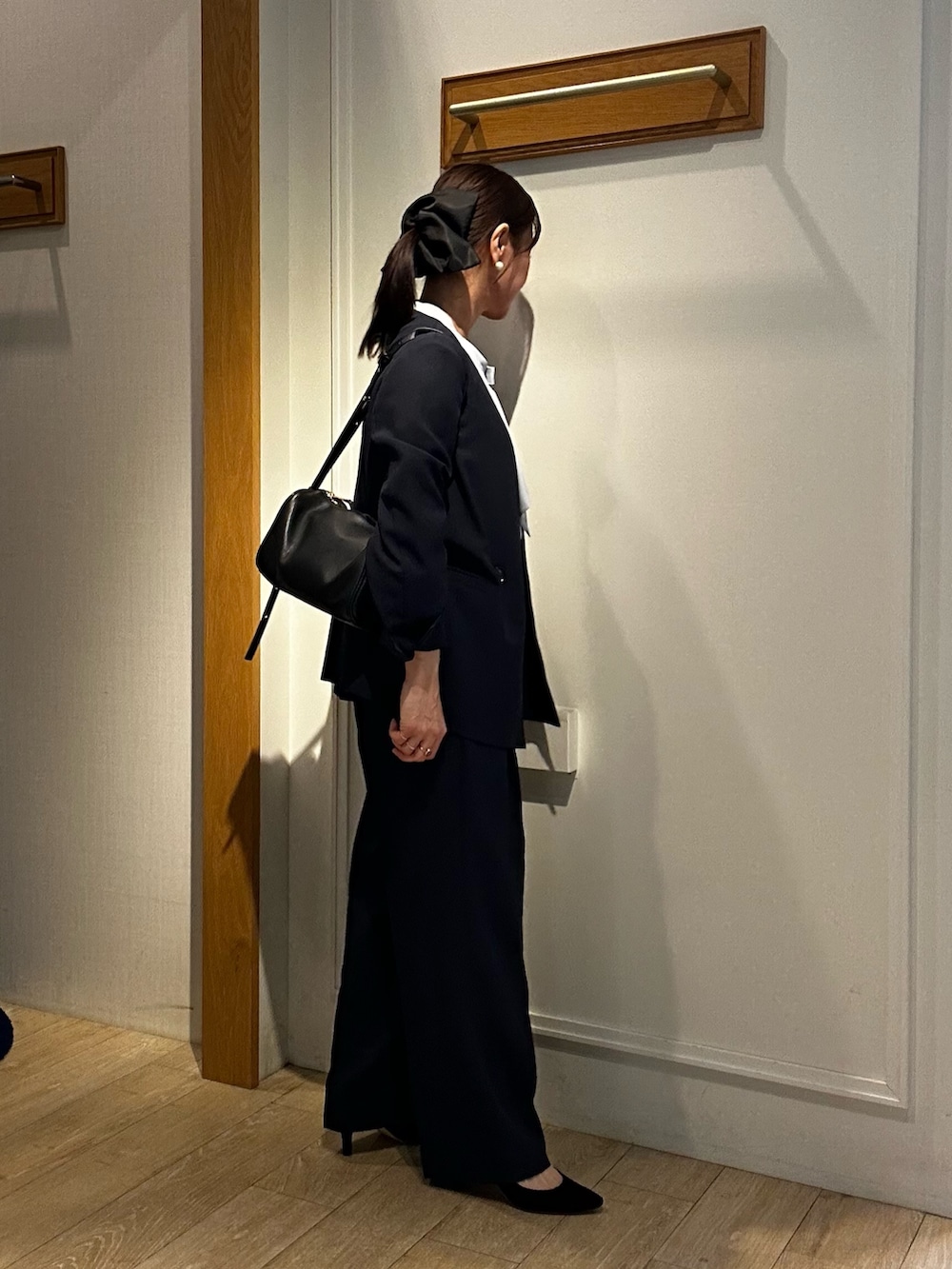 ブルー系のノーカラージャケット、ブルー系のその他パンツ、ブルー系のシャツ/ブラウスを着用したレディースの春コーディネートの5枚目の写真