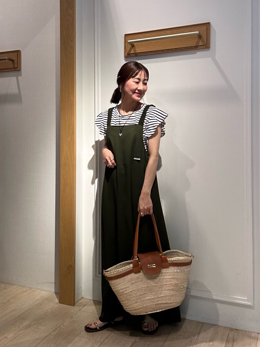 ブラック系のTシャツ/カットソー、グリーン系のワンピースを着用したレディースの夏コーディネートの5枚目の写真