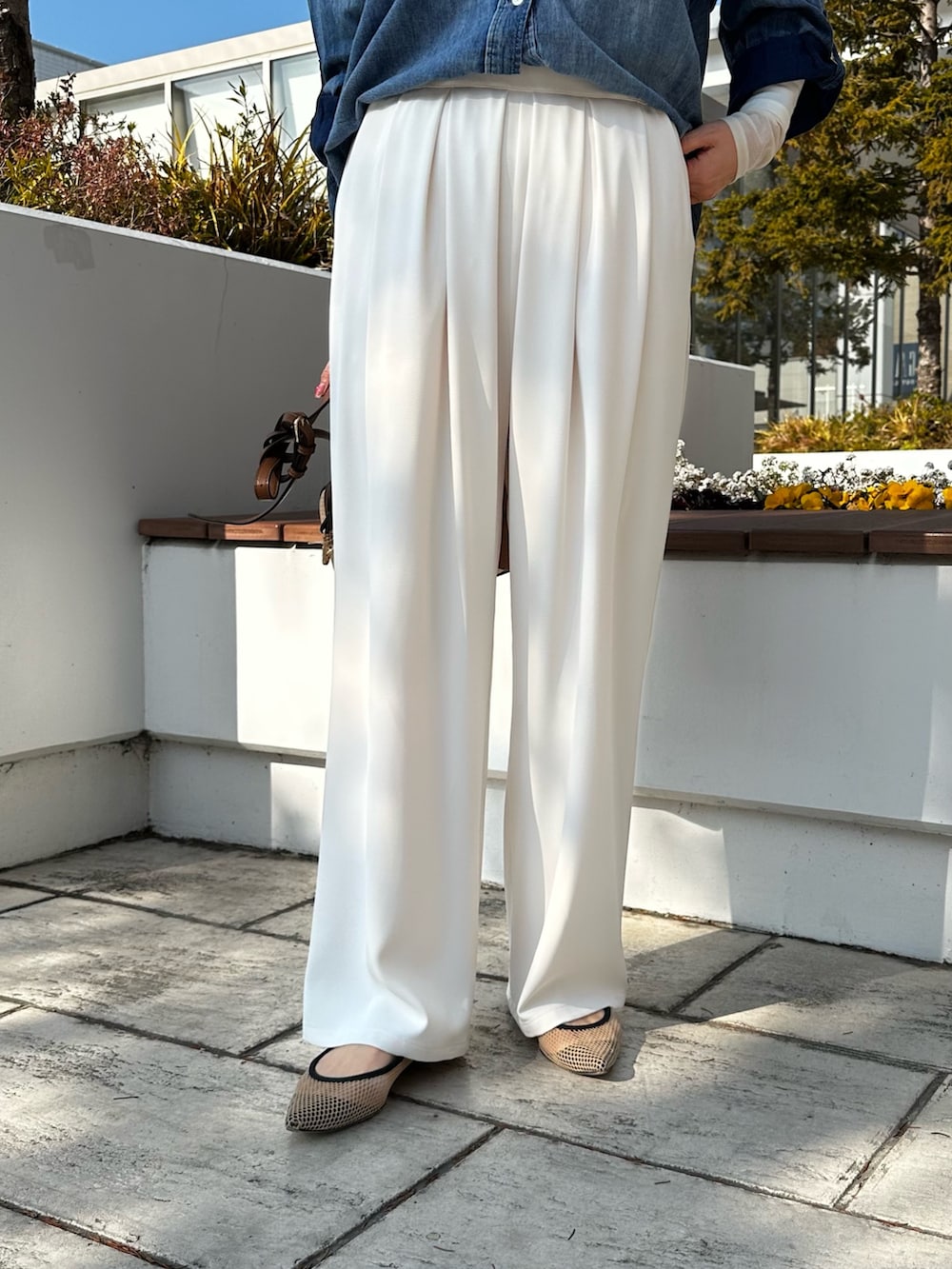 イエロー系のその他アウター、ブルー系のシャツ/ブラウス、ホワイト系のその他パンツを着用したレディースの冬コーディネートの10枚目の写真