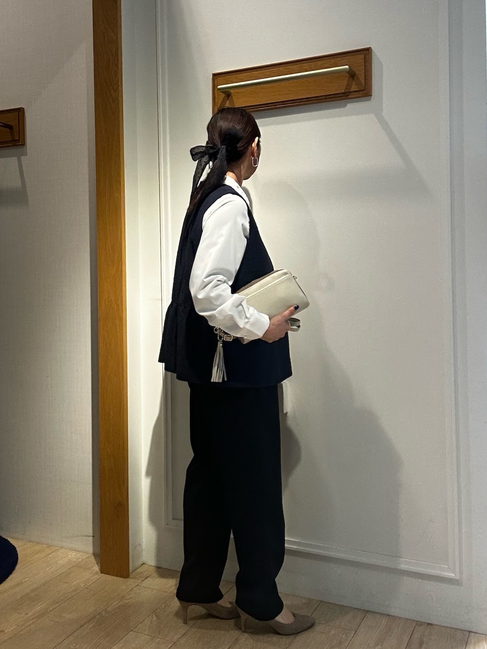 ブルー系のブルゾン、ホワイト系のシャツ/ブラウス、ブルー系のその他パンツを着用したレディースの冬コーディネートの4枚目の写真