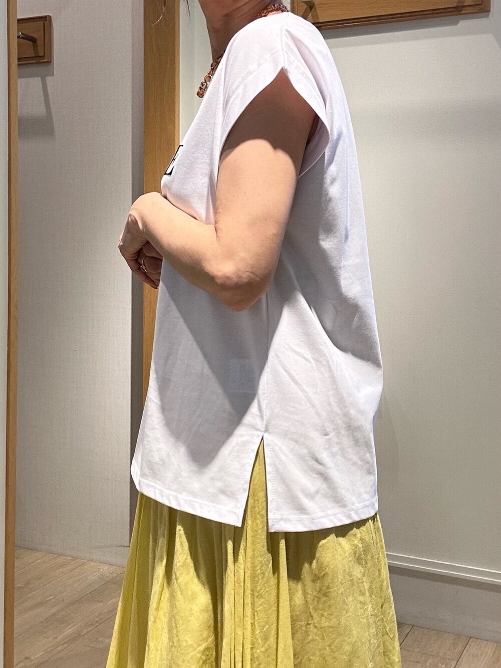 ブラウン系のサンダル、ホワイト系のTシャツ/カットソー、グリーン系のノーカラージャケットを着用したレディースの夏コーディネートの8枚目の写真