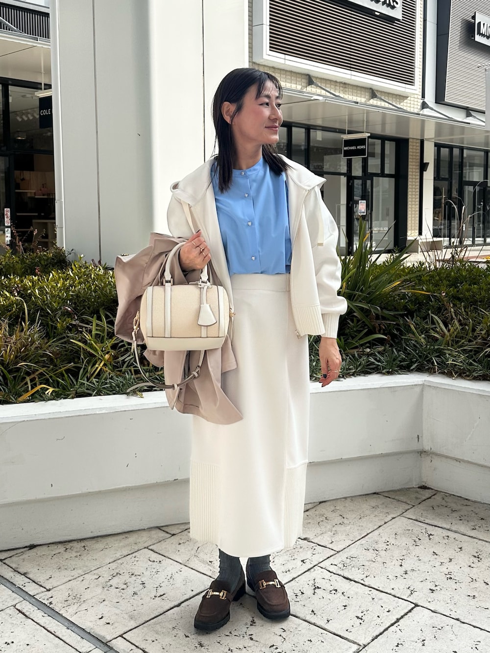 ベージュ系のその他アウター、ホワイト系のパーカー、ブルー系のシャツ/ブラウスを着用したレディースの冬コーディネートの7枚目の写真