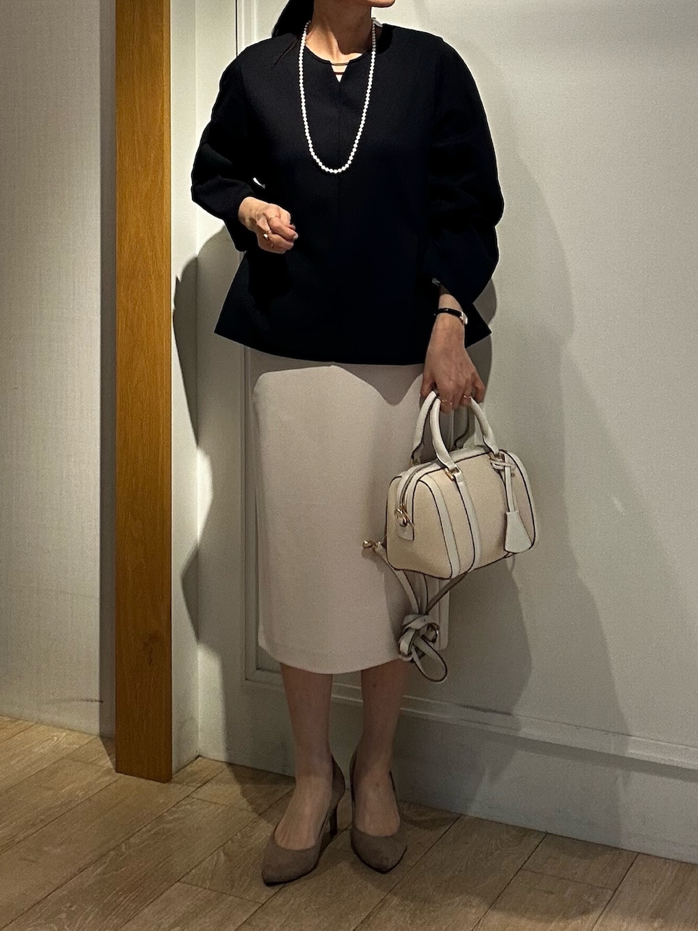 ブルー系のシャツ/ブラウス、ブルー系のその他パンツを着用したレディースの冬コーディネートの10枚目の写真