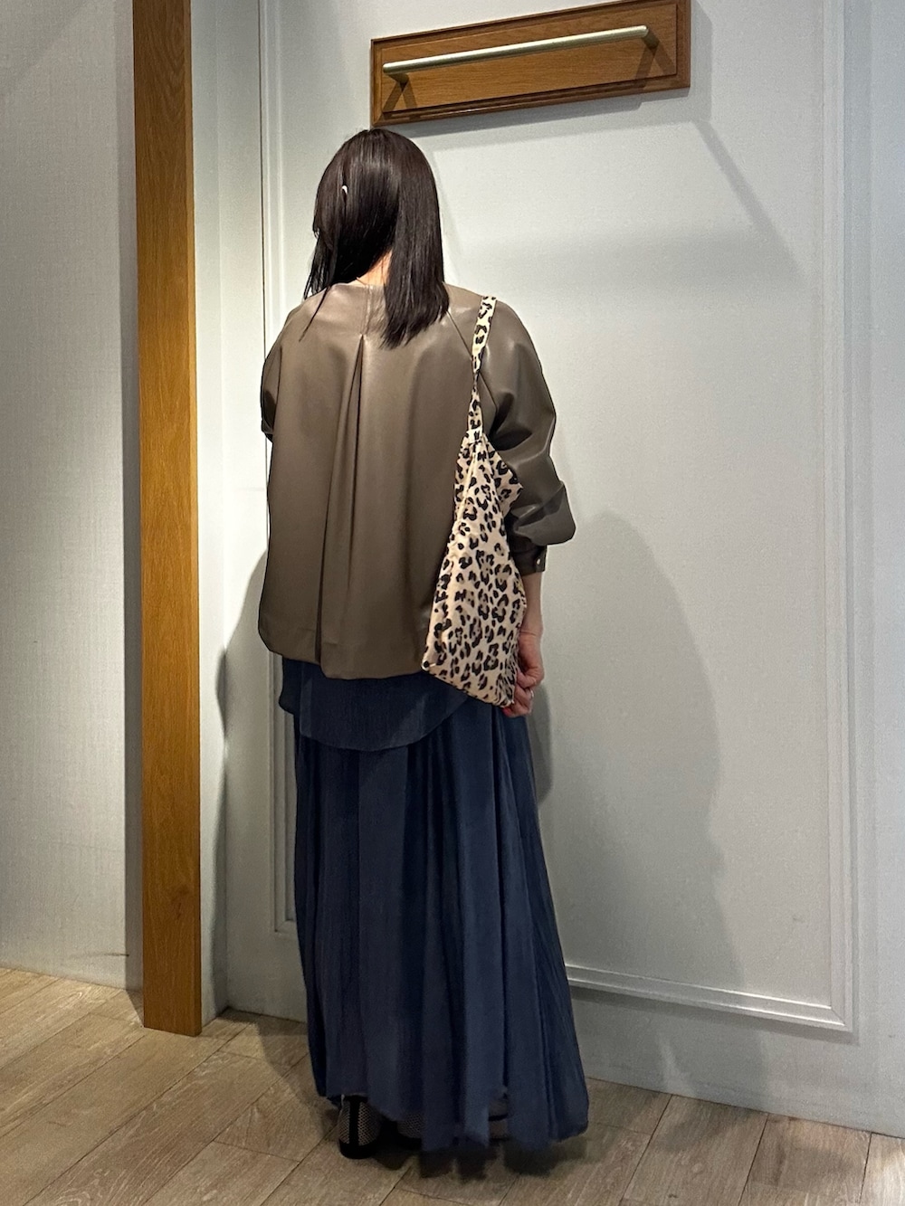 ブルー系のスカート、ブルー系のシャツ/ブラウス、グリーン系のブルゾンを着用したレディースの春コーディネートの2枚目の写真