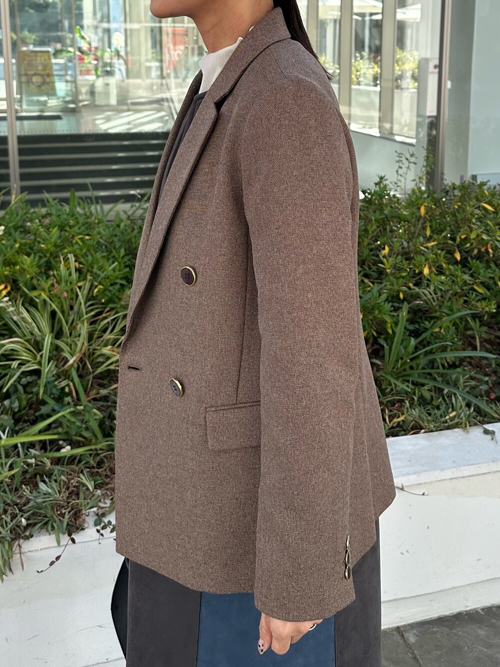 グレー系のワンピース、ホワイト系のTシャツ/カットソー、ブラウン系のテーラードジャケットを着用したレディースの秋コーディネートの9枚目の写真