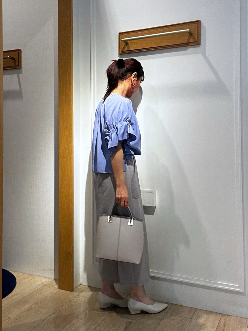 ブルー系のシャツ/ブラウス、ブルー系のテーラードジャケット、グレー系のスカートを着用したレディースの春コーディネートの9枚目の写真