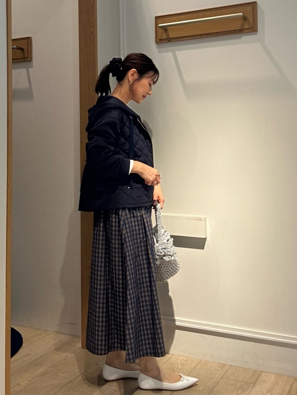 ホワイト系のTシャツ/カットソー、ブルー系のブルゾン、ブラウン系のスカートを着用したレディースの冬コーディネートの3枚目の写真