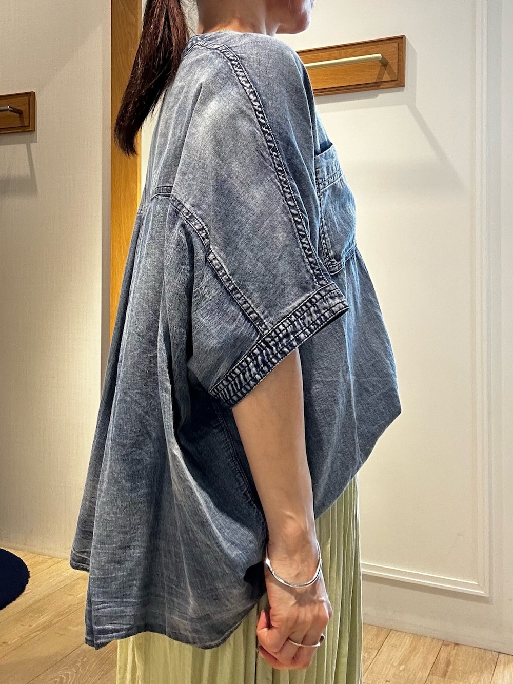 ホワイト系のTシャツ/カットソー、ブルー系のシャツ/ブラウス、イエロー系のスカートを着用したレディースの夏コーディネートの7枚目の写真