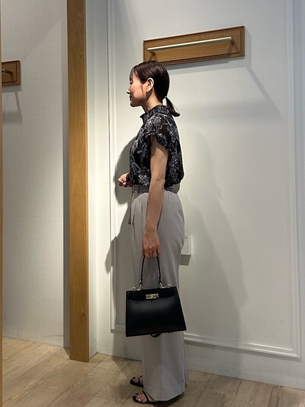 「柄シャツ、夏コーデ、シャツスタイル、パンツコーデ、150cmコーデ、セットアップ、セットアップスタイル、お仕事コーデ、お仕事、低身長コーデ、低身長女子、プリントブラウス、40代ファッション、40代、パンツスタイル」｜「MICO COULIERの線画フラワープリントブラウス（シャツ/ブラウス、ブラック系）」を使った、daimonさん（レディース・154cm）の夏コーディネートの2枚目の写真