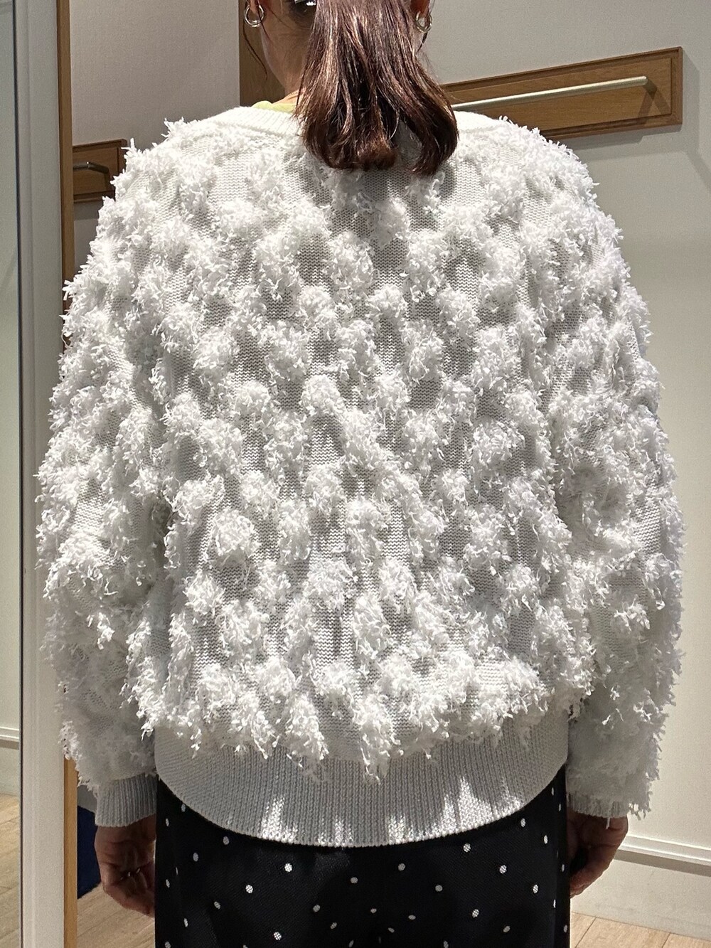 ホワイト系のニット/セーター、グリーン系のTシャツ/カットソー、ブラック系のその他パンツを着用したレディースの春コーディネートの6枚目の写真