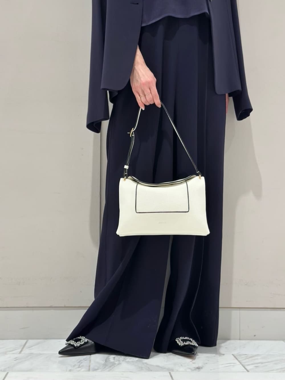 「TOMORROWLAND、トゥモローランド、DES PRÉS、ballsey、WANDLER、ノーカラージャケット、オールインワン、ネイビー、オケージョン、セレモニー、ビジューパンプス」｜「TOMORROWLAND のコットンジャージー キャミソール（キャミソール、ホワイト系）」を使った、Fukurono_TOMORROWLANDさん（レディース・153cm）の春コーディネートの8枚目の写真