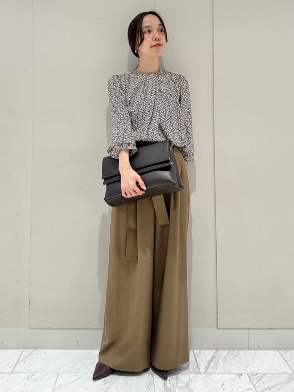 「TOMORROWLAND、トゥモローランド、ballsey、HENRI EN VARGO、WANDLER、ファーベスト、フェイクファー、ブラウス、柄ブラウス、ベルテッドパンツ」｜「HENRI EN VARGOのHENRI EN VARGO MONICA バックベルトパンプス（パンプス、レッド系）」を使った、Fukurono_TOMORROWLANDさん（レディース・153cm）の秋コーディネートの4枚目の写真