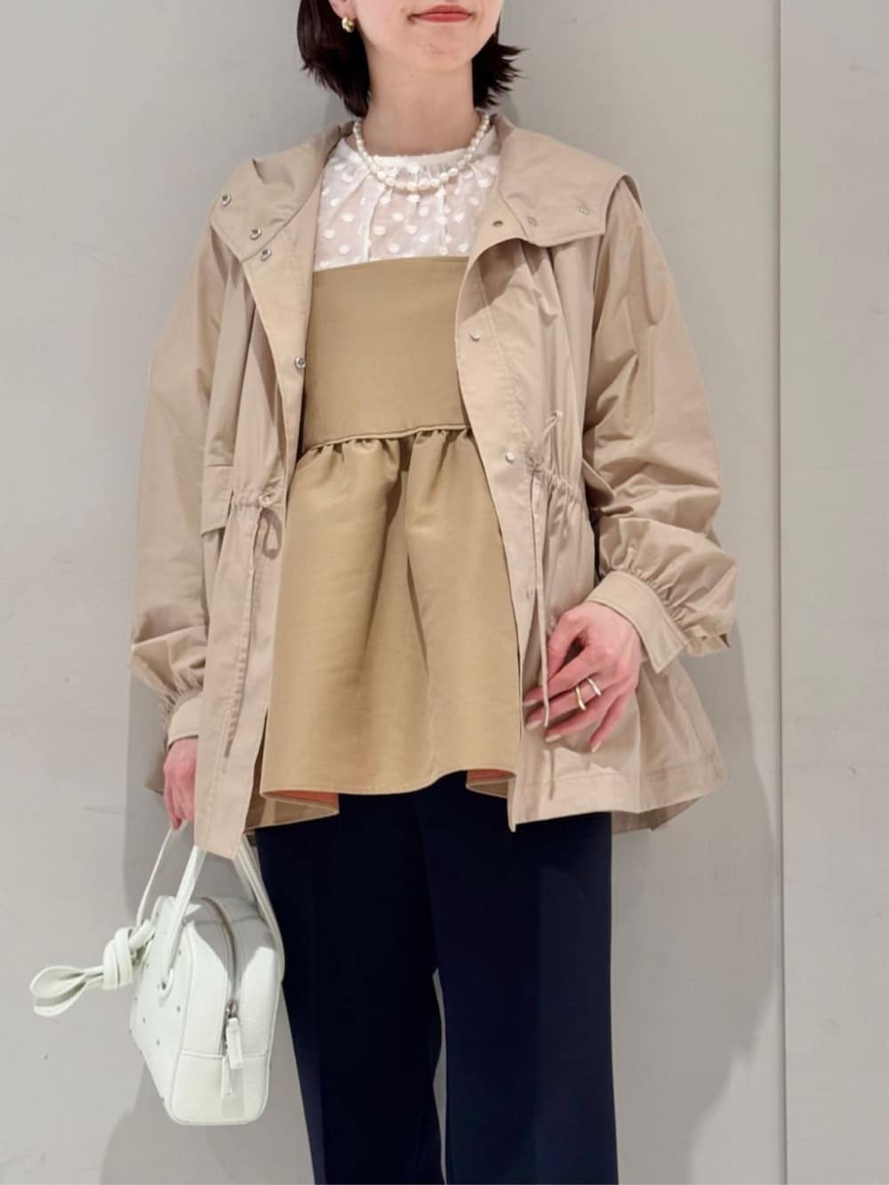 「TOMORROWLAND、TOMORROWLAND collection、トゥモローランド、ballsey、NEBULONIE、VASIC、フーデッドブルゾン、ジャカードブラウス、キャミソール、大人カジュアル、デイリーカジュアル」|「BALLSEYのドライダブルクロス セミワイドフレアパンツ(スラックス、ブルー系)」を使った、Fukurono_TOMORROWLANDさん(レディース・153cm)の春コーディネートの3枚目の写真