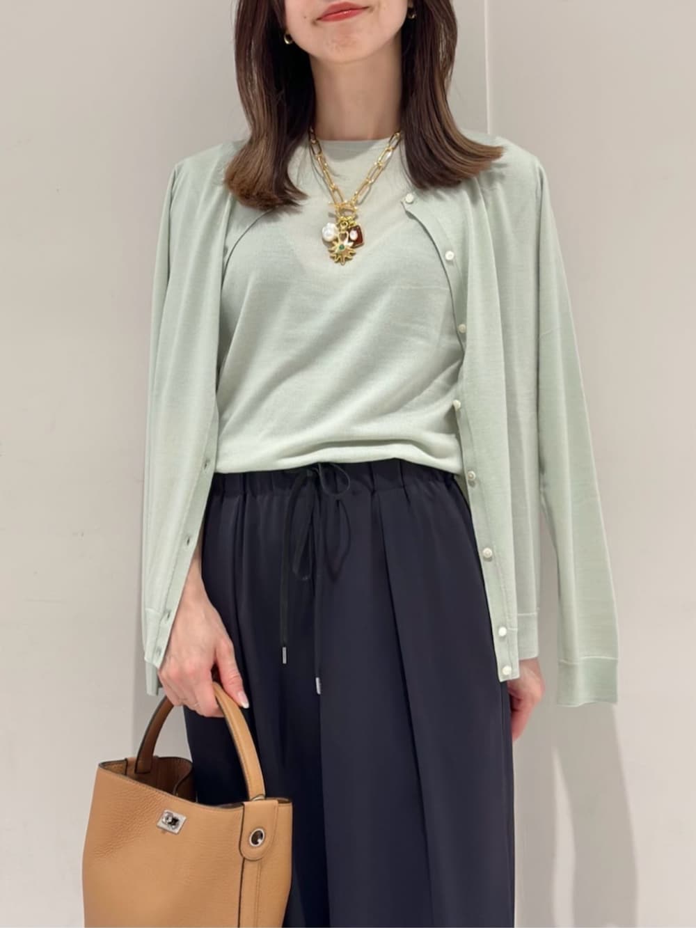 ブルー系のその他パンツ、ブルー系のパンプス、ベージュ系のテーラードジャケットを着用したレディースの秋コーディネートの6枚目の写真