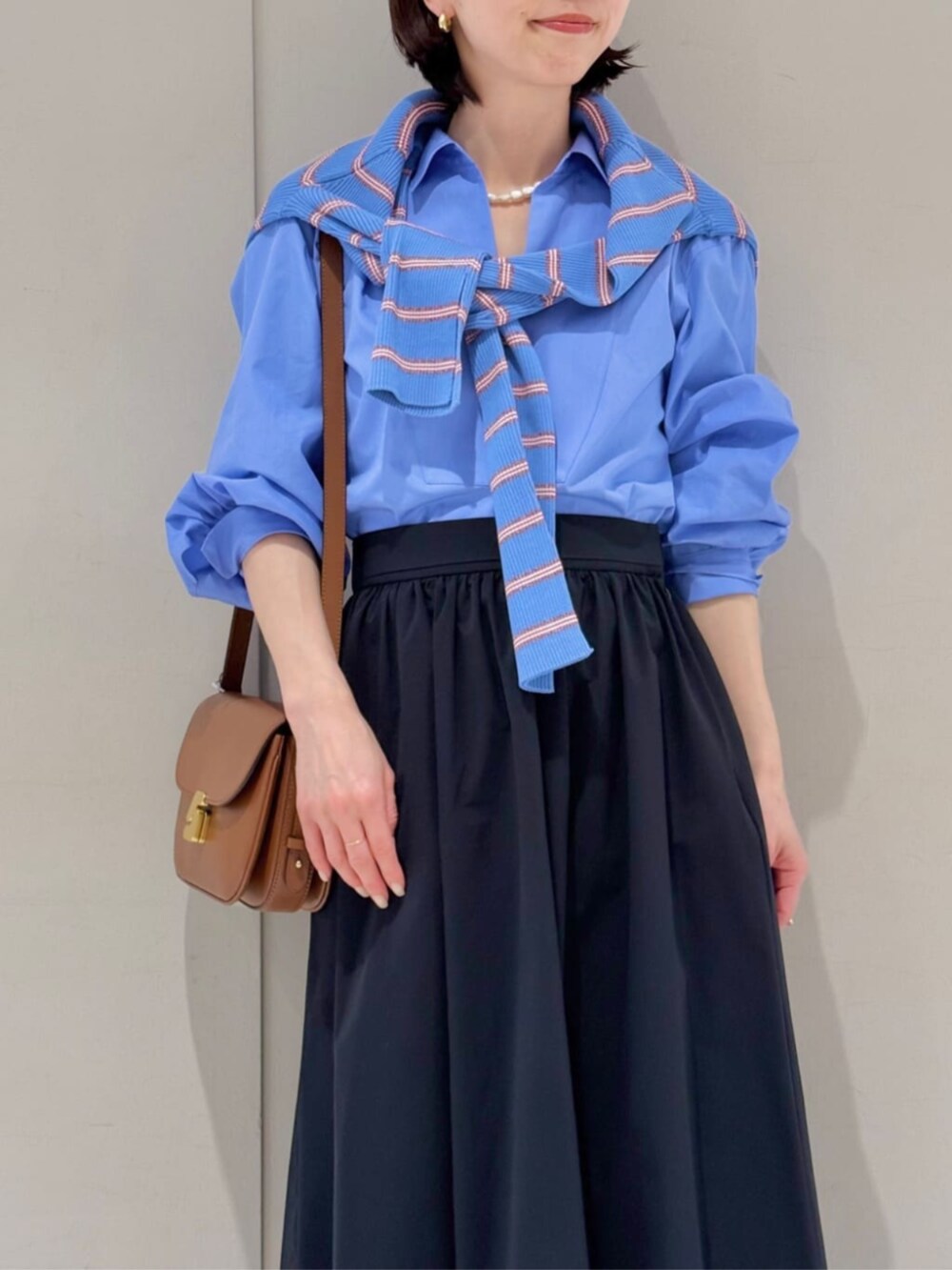 「TOMORROWLAND、トゥモローランド、MACPHEE、ballsey、soeur、NEBULONIE、スキッパーシャツ、ブルー、ブルーシャツ、カーディガン、タフタスカート、ギャザースカート、大人カジュアル」|「BALLSEYのストレッチタフタ ボリュームギャザースカート(スカート、ブルー系)」を使った、Fukurono_TOMORROWLANDさん(レディース・153cm)の春コーディネートの3枚目の写真