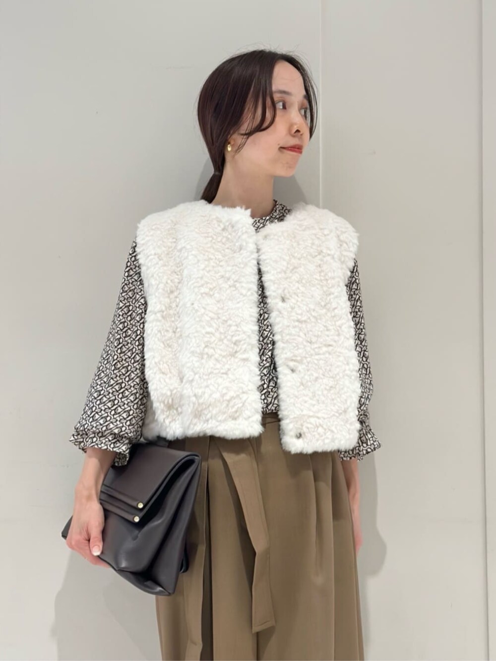 「TOMORROWLAND、トゥモローランド、ballsey、HENRI EN VARGO、WANDLER、ファーベスト、フェイクファー、ブラウス、柄ブラウス、ベルテッドパンツ」｜「HENRI EN VARGOのHENRI EN VARGO MONICA バックベルトパンプス（パンプス、レッド系）」を使った、Fukurono_TOMORROWLANDさん（レディース・153cm）の秋コーディネートの5枚目の写真