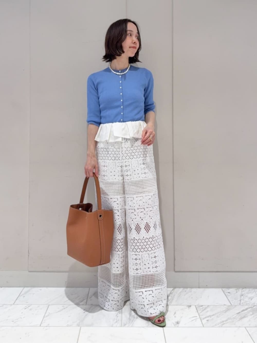 「TOMORROWLAND、トゥモローランド、ballsey、DES PRÉS、MICHINO PARIS、Alexandre Birman、レースパンツ、パッチワークパンツ、パッチワークレース、ブルー、カーディガン、大人カジュアル」｜「BALLSEYのマーセライズドコットン クルーネックカーディガン（カーディガン/ボレロ、ブルー系）」を使った、Fukurono_TOMORROWLANDさん（レディース・153cm）の春コーディネートの2枚目の写真