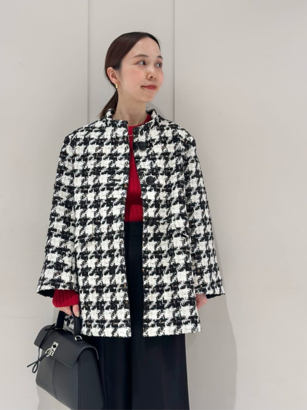 「TOMORROWLAND、トゥモローランド、TOMORROWLAND collection、DES PRÉS、ballsey、NEBULONIE、laura lombardi、チェックコート、ハンドトゥース、ショートコート、リブニット、レッド」｜「NEBULONI EのNEBULONI E. スエードリボンパンプス（パンプス、レッド系）」を使った、Fukurono_TOMORROWLANDさん（レディース・153cm）の秋コーディネートの3枚目の写真