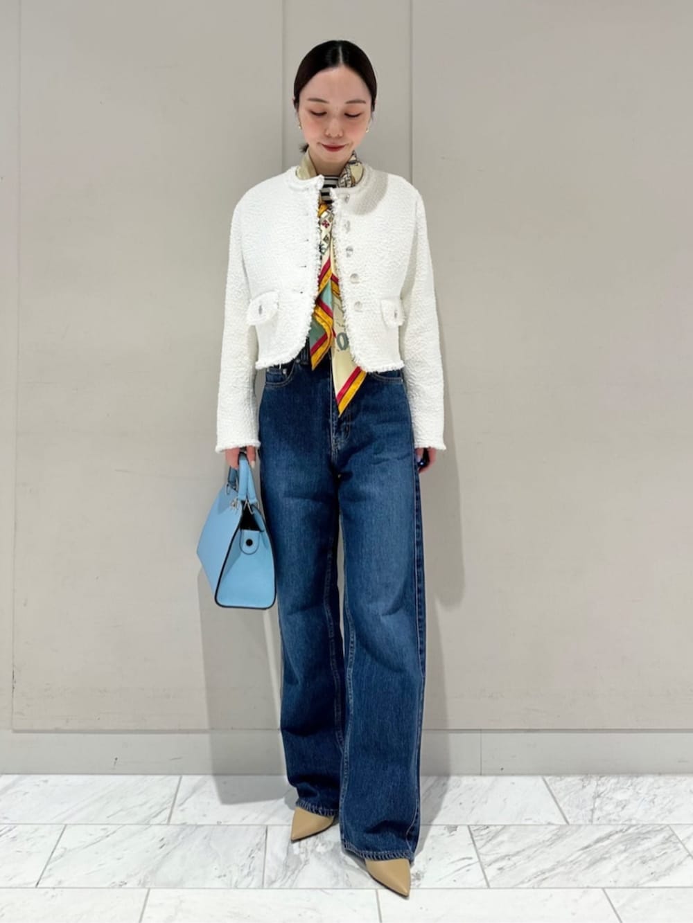 「TOMORROWLAND、トゥモローランド、TOMORROWLAND collection、MACPHEE、manipuri、pellico、ツイードジャケット、メタルボタン、デニム、スカーフ、スカーフアレンジ、別注、ホワイトツイード、大人カジュアル、ボーダートップス」|「TOMORROWLAND のコットンデニム ストレートパンツ(デニムパンツ、ブルー系)」を使った、Fukurono_TOMORROWLANDさん(レディース・153cm)の冬コーディネートの2枚目の写真