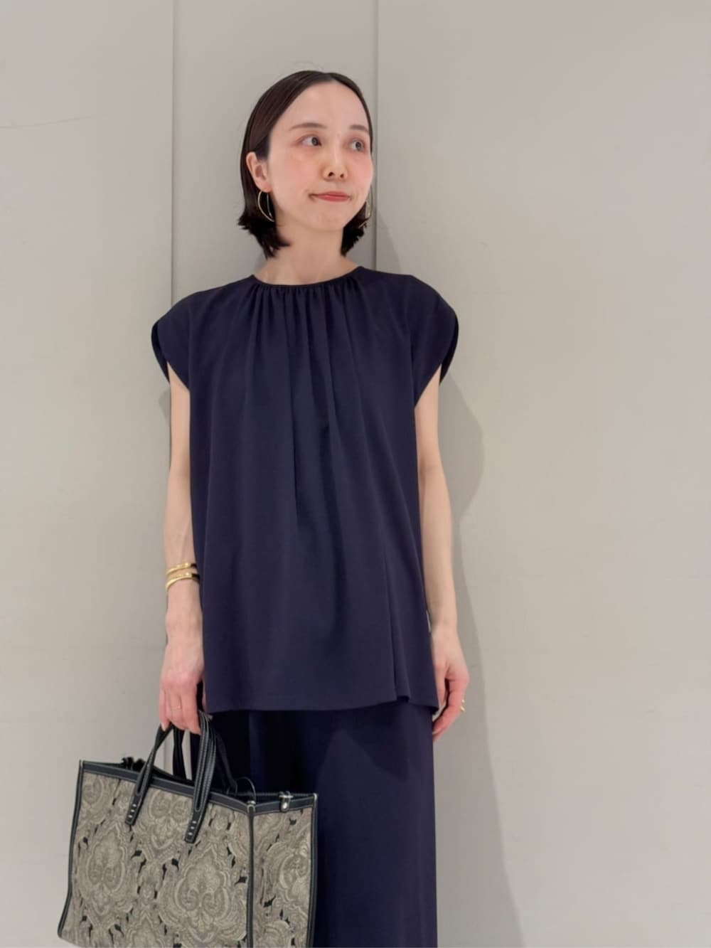 「TOMORROWLAND、トゥモローランド、DES PRÉS、NEBULONIE、A VACATION、ATELIER AMBOISE、ネイビーコーデ、ネイビー、セットアップ、アンサンブル、ブラウス、ノーカラージャケット、ワイドパンツ」｜「NEBULONI EのNEBULONI E.  BAND ヒールサンダル（サンダル、グレー系）」を使った、Fukurono_TOMORROWLANDさん（レディース・153cm）の春コーディネートの4枚目の写真