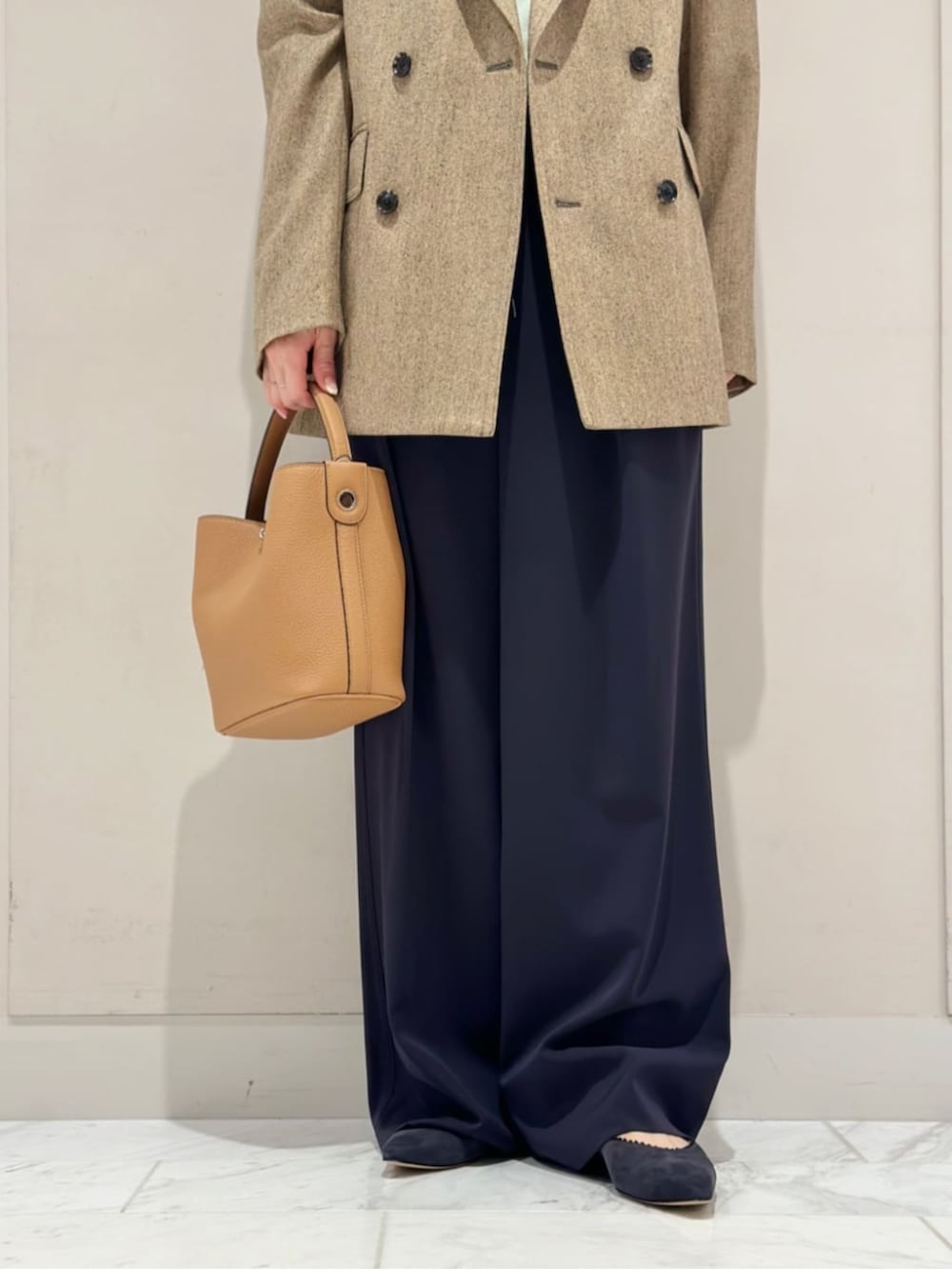 ブルー系のその他パンツ、ブルー系のパンプス、ベージュ系のテーラードジャケットを着用したレディースの秋コーディネートの7枚目の写真