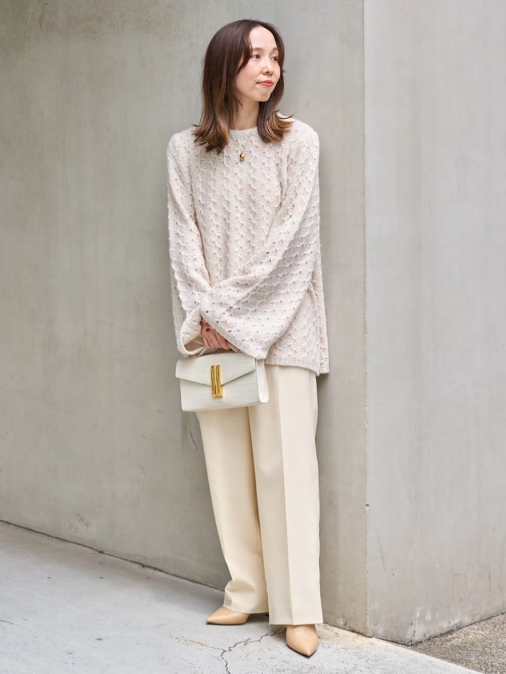 「TOMORROWLAND、トゥモローランド、ballsey、DeMEllier、pellico、カシミヤニット、ワントーンコーデ、大人カジュアル」｜「BALLSEYのライトカルゼ センタープレスストレートパンツ（その他パンツ、ベージュ系）」を使った、Fukurono_TOMORROWLANDさん（レディース・153cm）の秋コーディネートの2枚目の写真